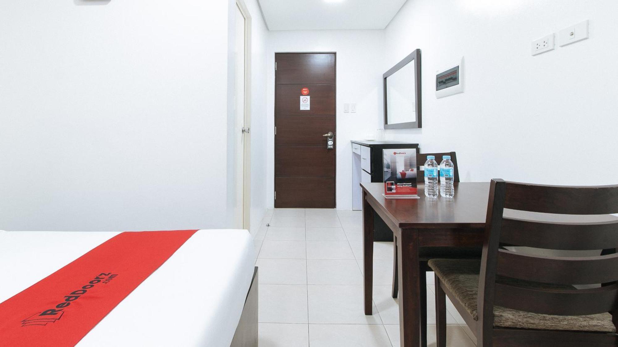 Reddoorz Plus At Evangelista Street Makati Makati City Exterior photo