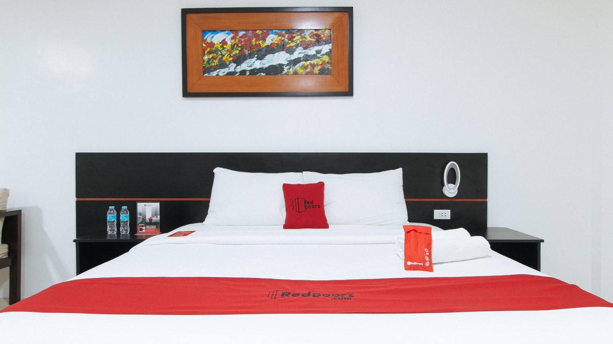 Reddoorz Plus At Evangelista Street Makati Makati City Exterior photo