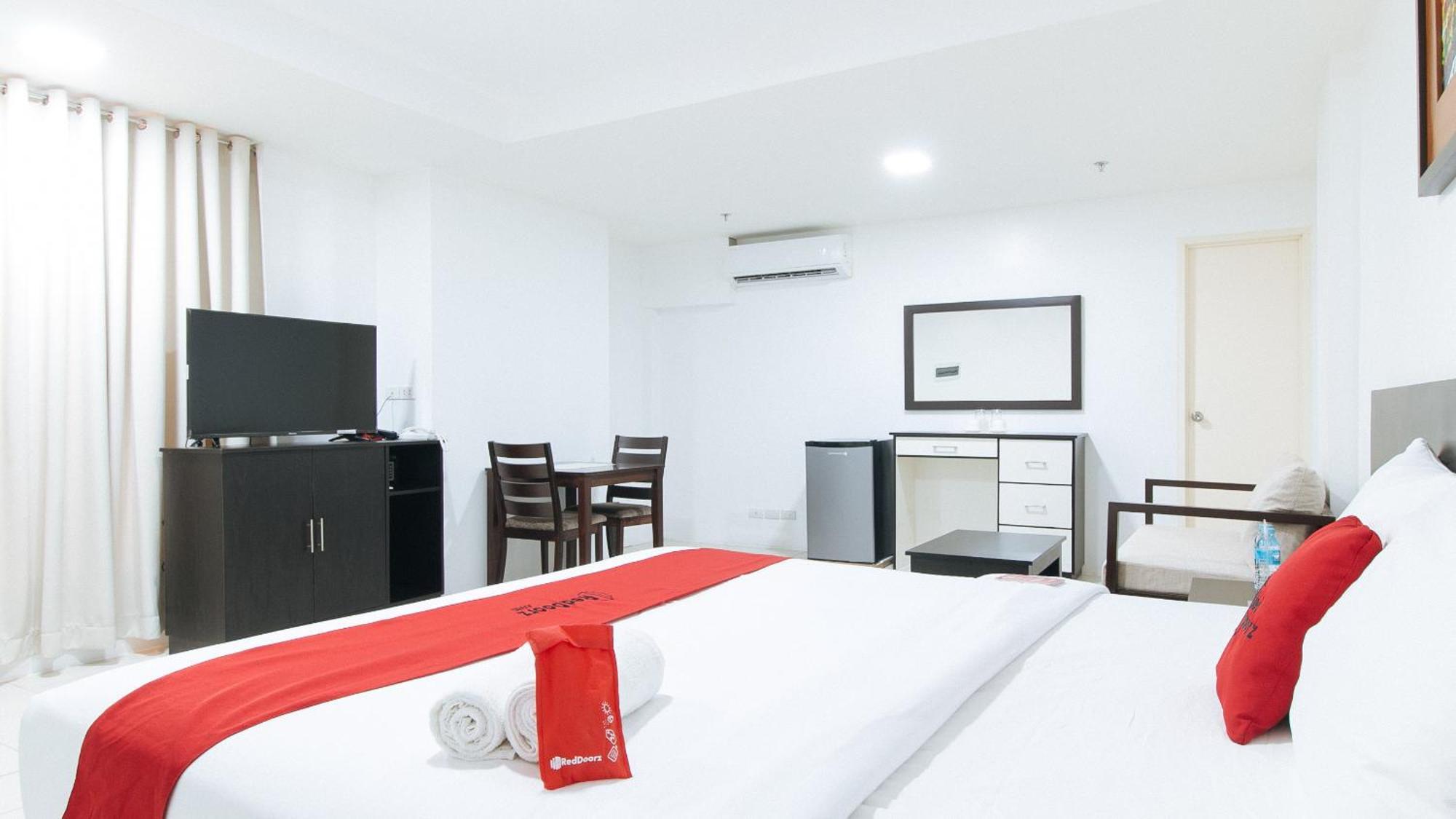 Reddoorz Plus At Evangelista Street Makati Makati City Exterior photo