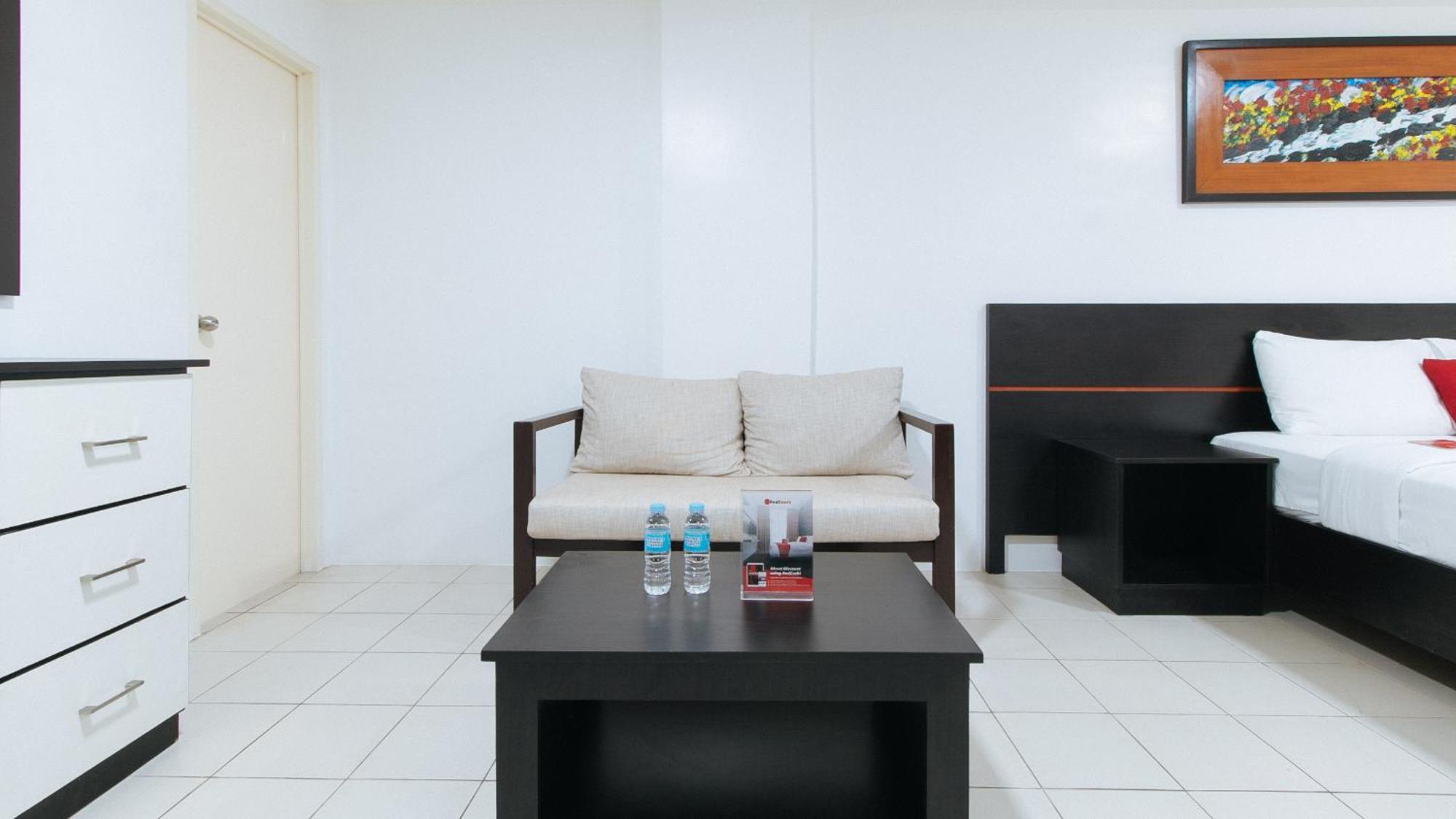 Reddoorz Plus At Evangelista Street Makati Makati City Exterior photo