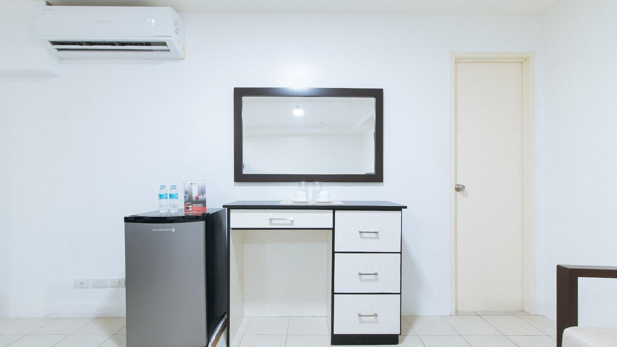 Reddoorz Plus At Evangelista Street Makati Makati City Exterior photo