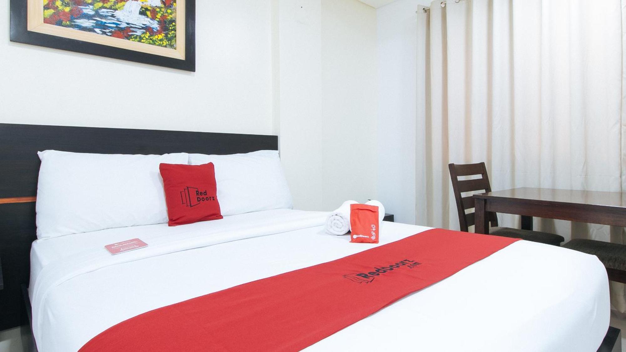 Reddoorz Plus At Evangelista Street Makati Makati City Exterior photo