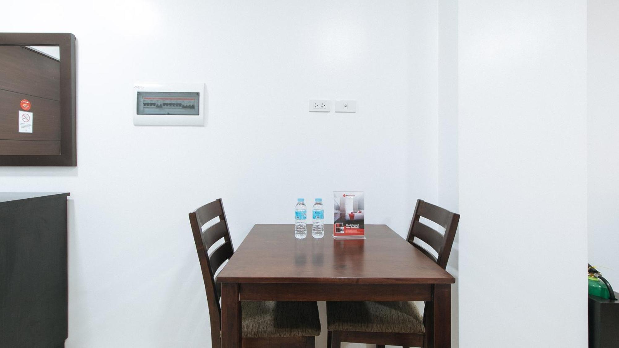 Reddoorz Plus At Evangelista Street Makati Makati City Exterior photo
