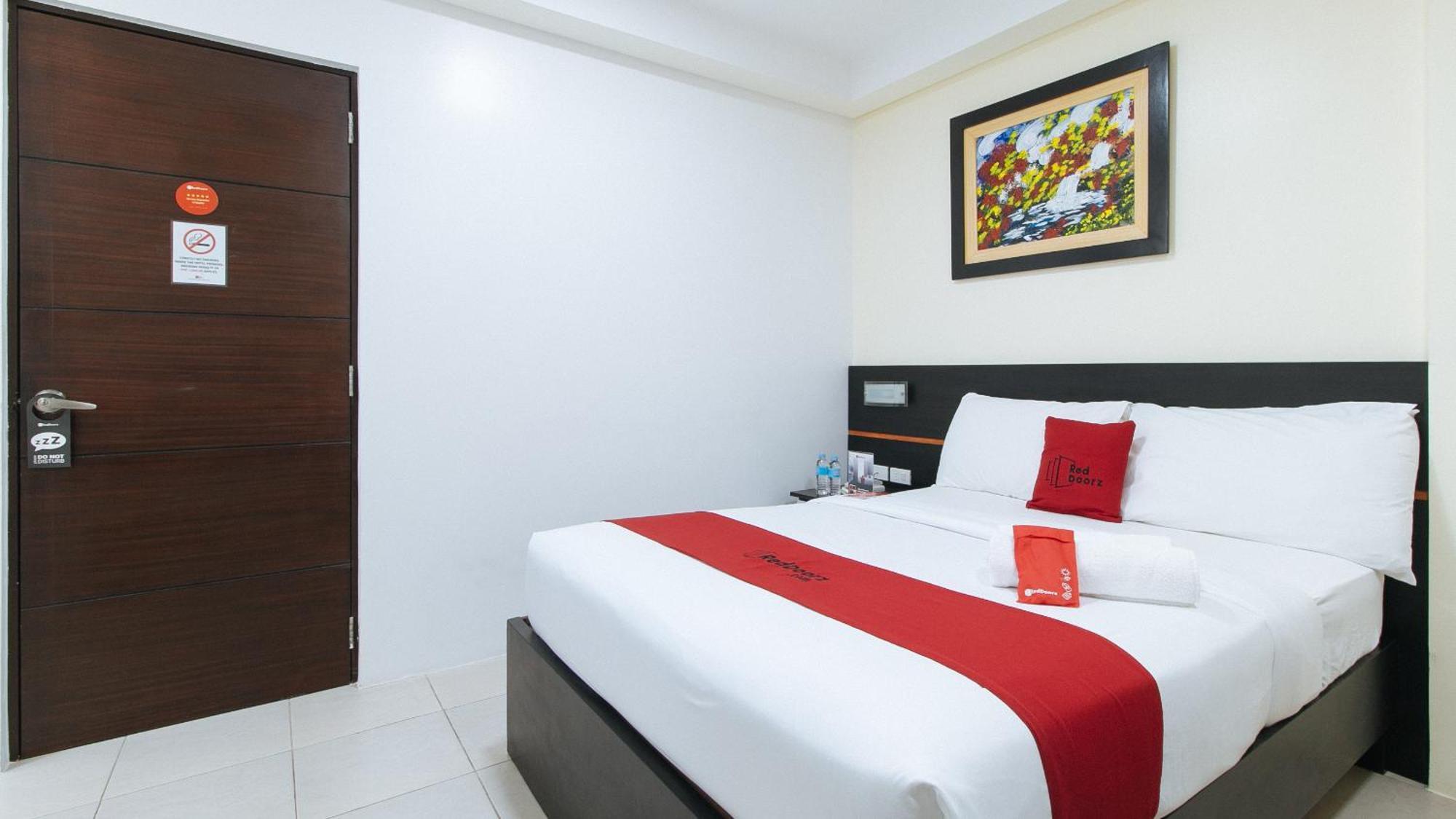 Reddoorz Plus At Evangelista Street Makati Makati City Exterior photo