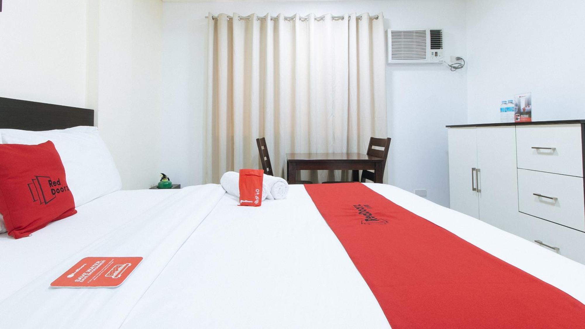 Reddoorz Plus At Evangelista Street Makati Makati City Exterior photo