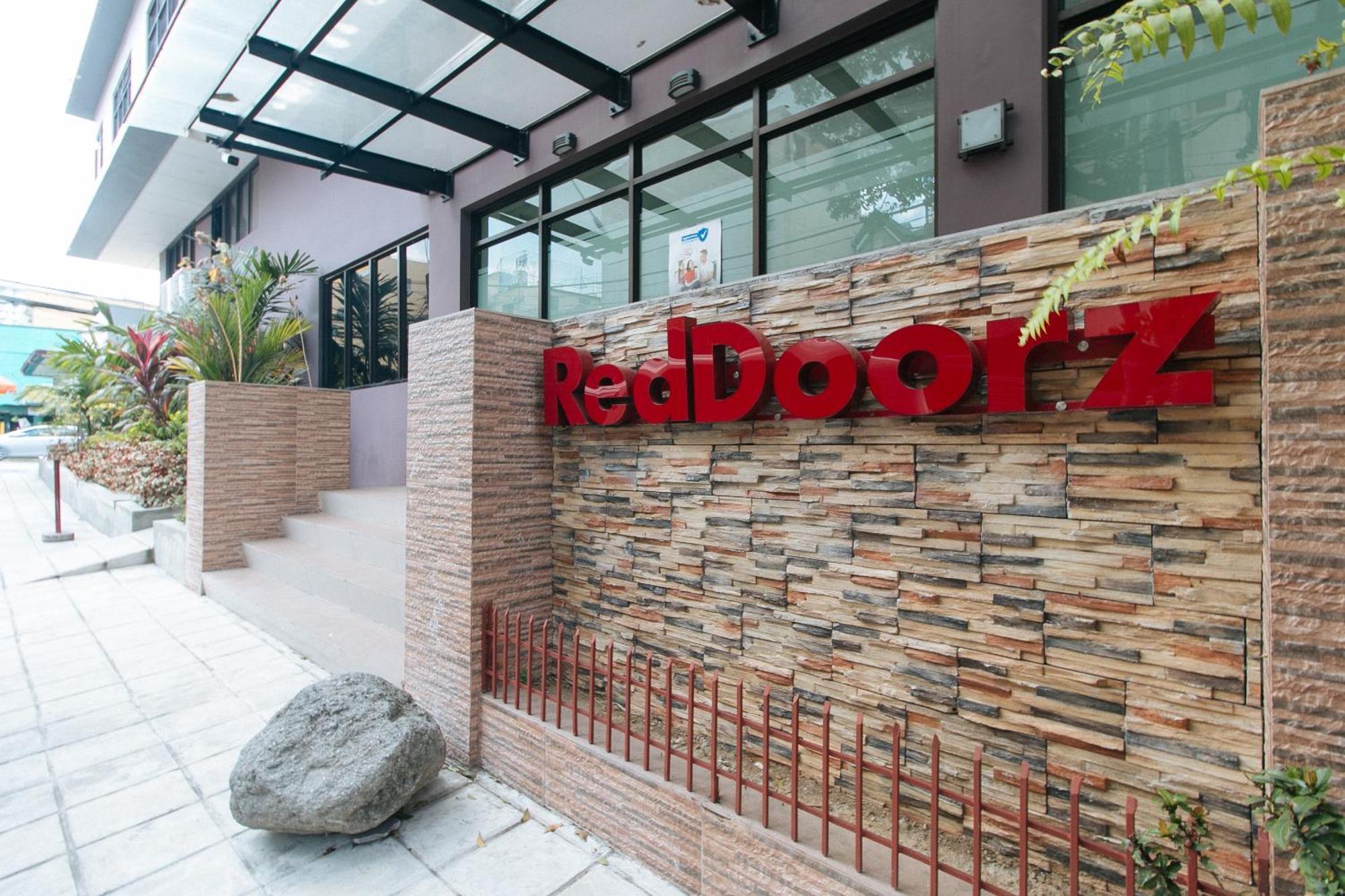 Reddoorz Plus At Evangelista Street Makati Makati City Exterior photo