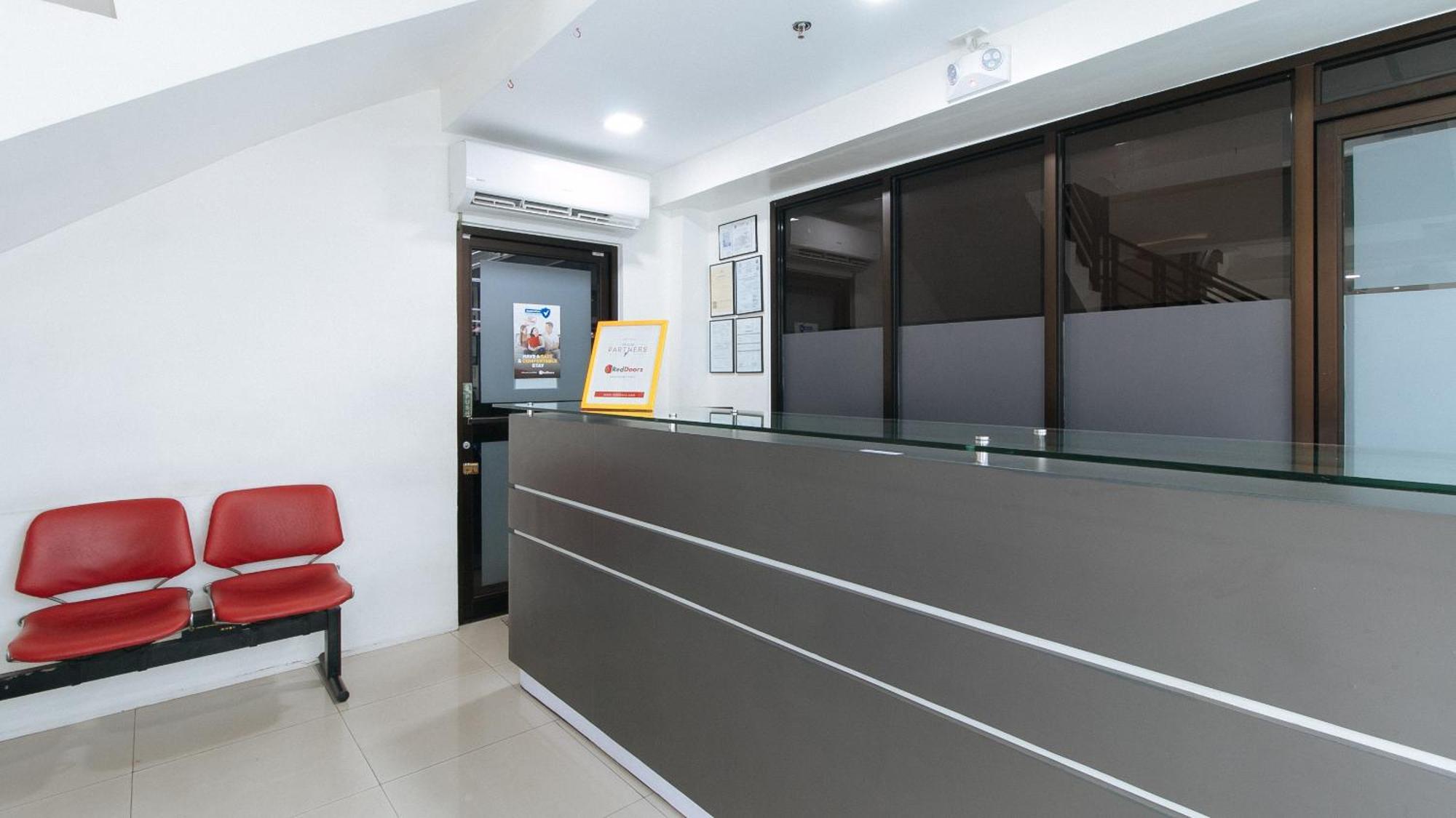 Reddoorz Plus At Evangelista Street Makati Makati City Exterior photo