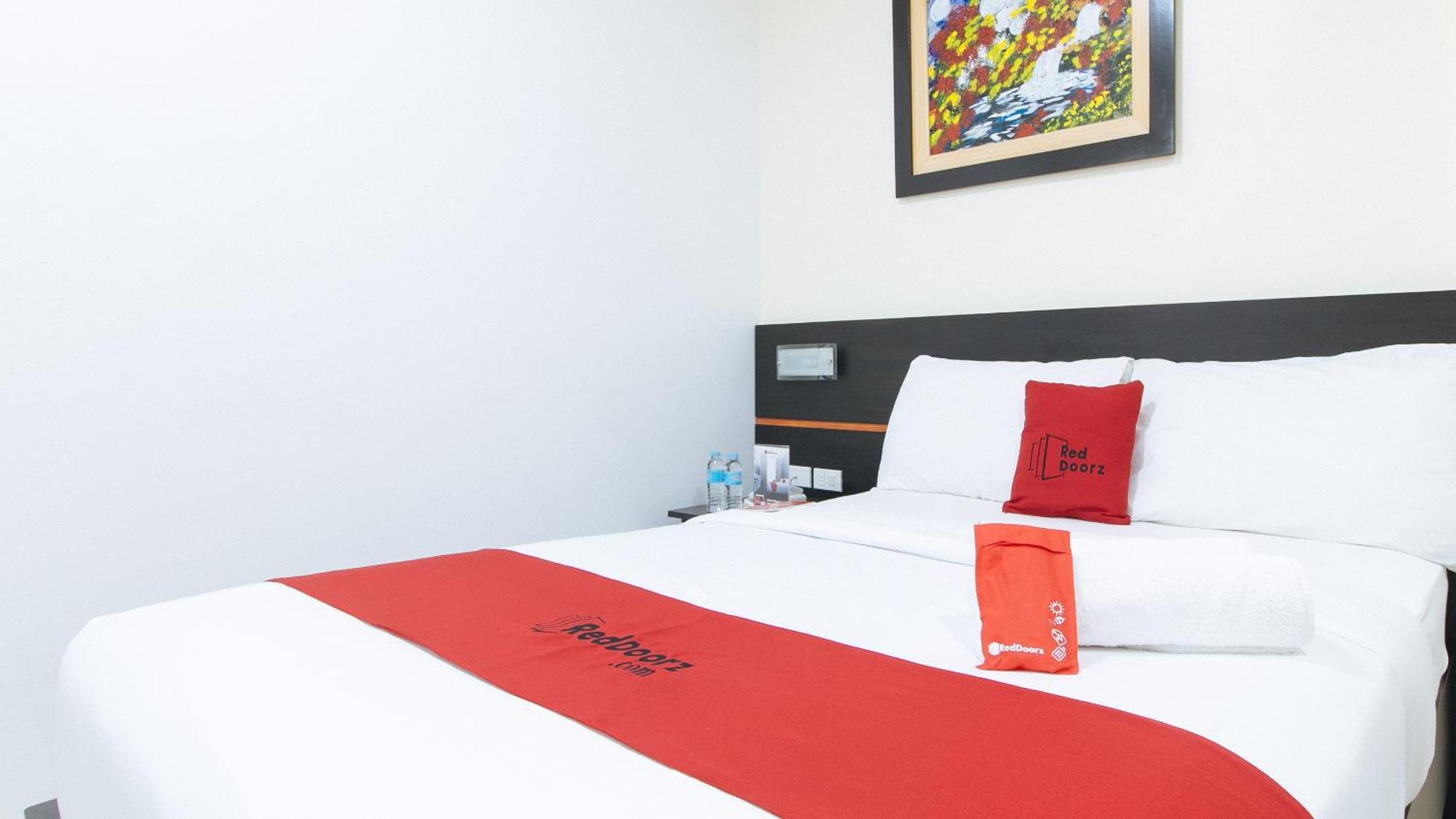 Reddoorz Plus At Evangelista Street Makati Makati City Exterior photo