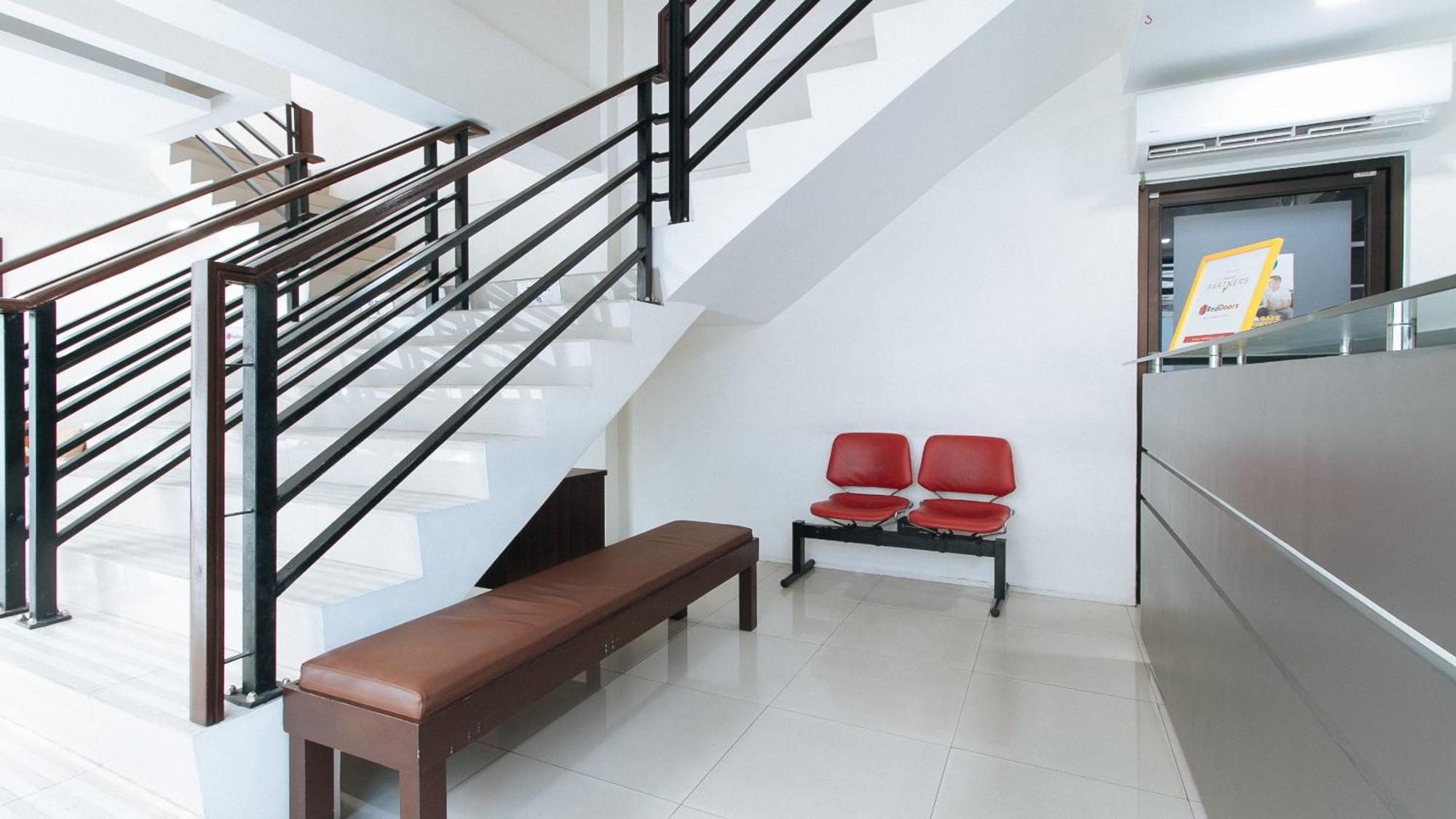 Reddoorz Plus At Evangelista Street Makati Makati City Exterior photo